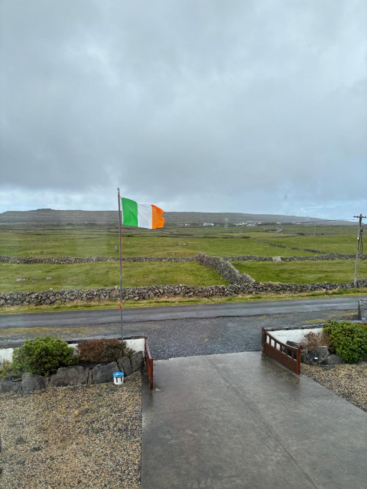 Aran Walkers Lodge Inis Mor Exterior photo