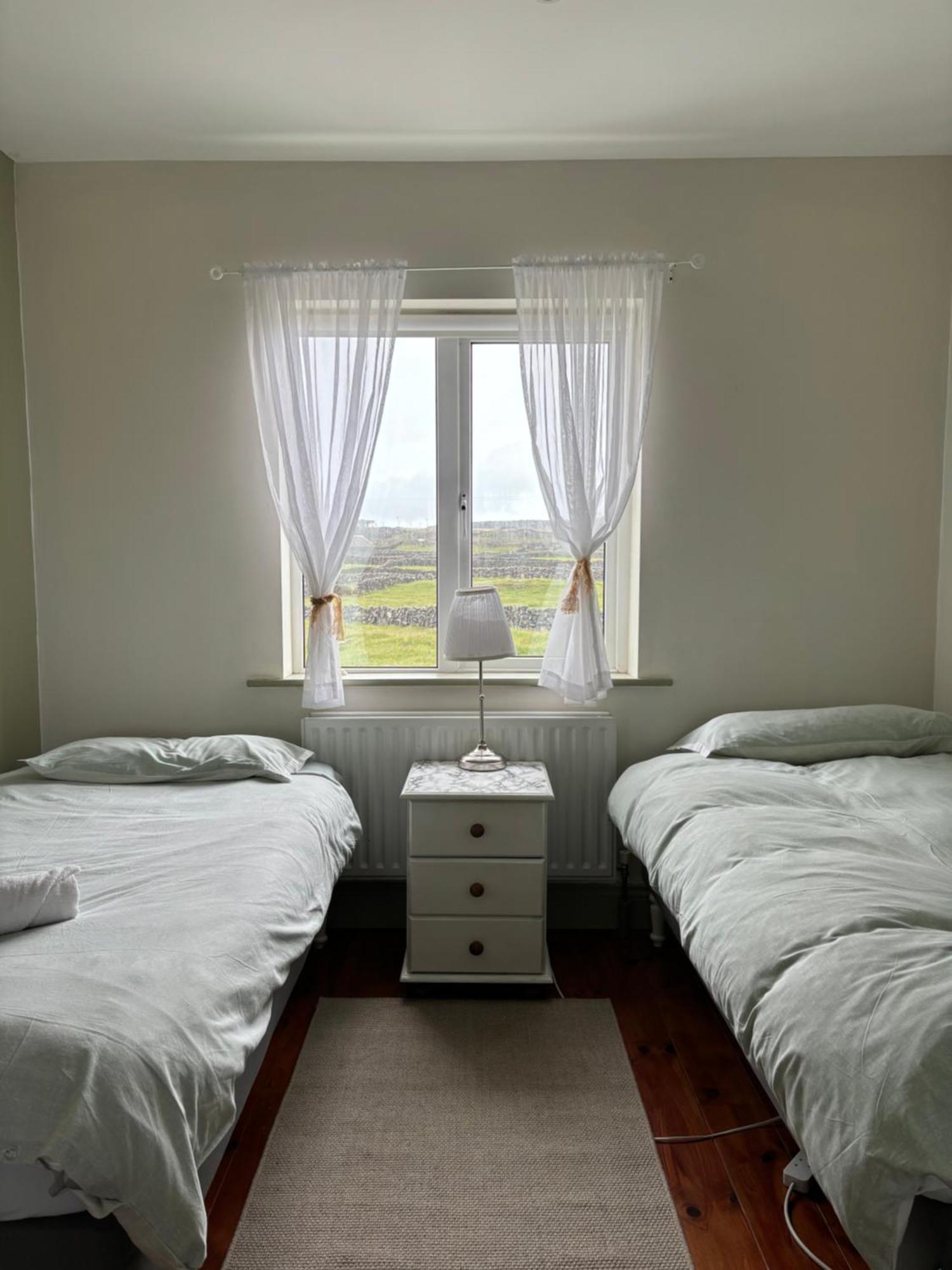 Aran Walkers Lodge Inis Mor Exterior photo